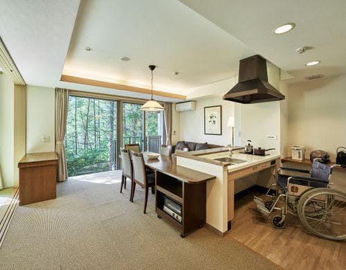 リビング全景と高さが変えられるキッチン