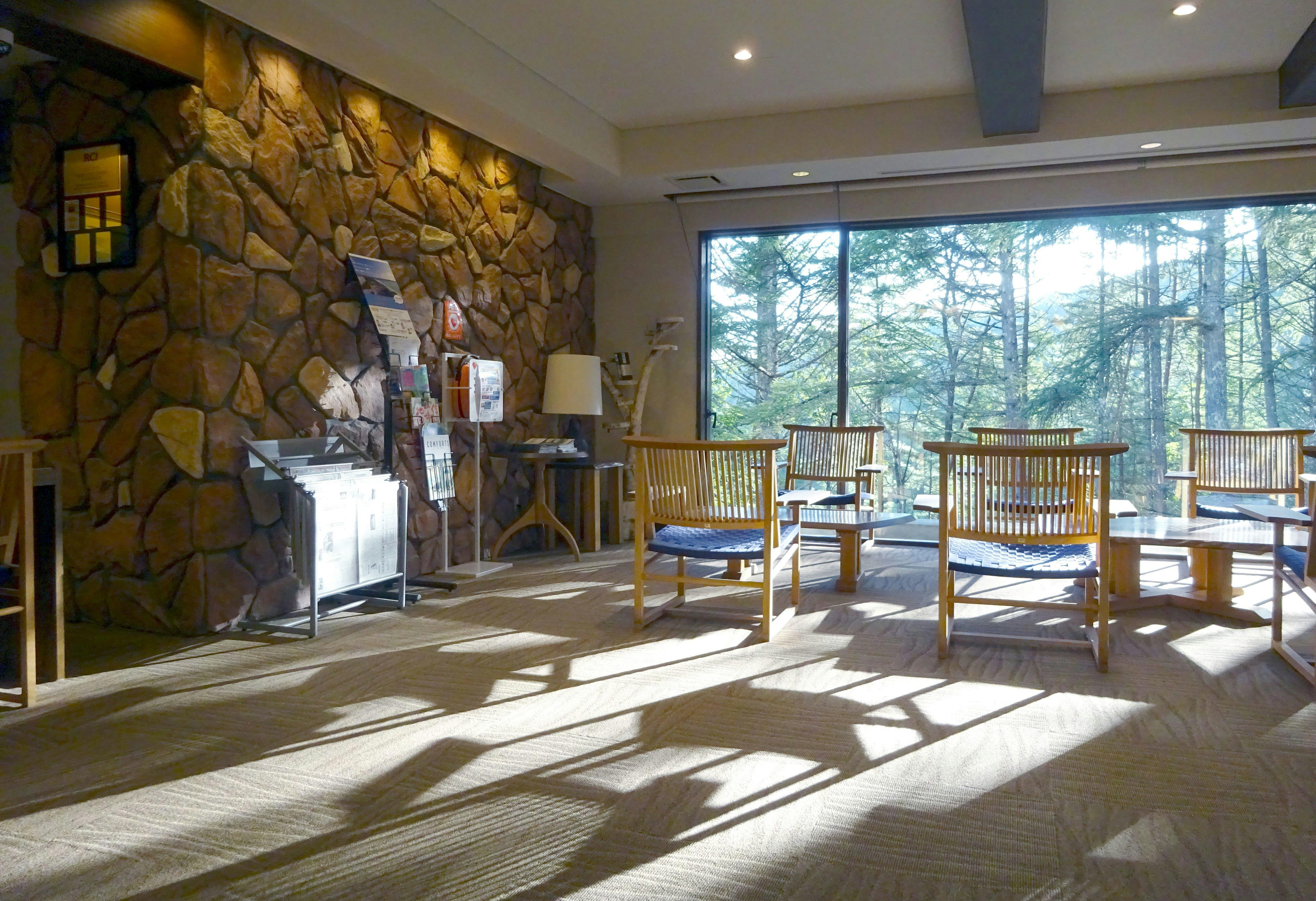 蓼科の自然を感じる開放的なロビーフロア