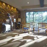 蓼科の自然を感じる開放的なロビーフロア