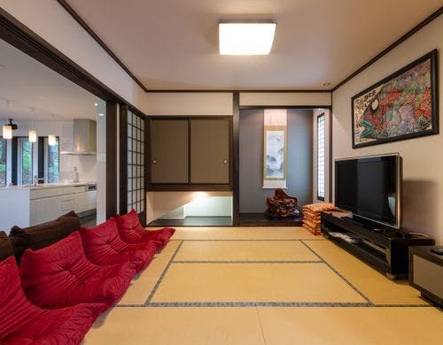 フローリングから続く畳の部屋
