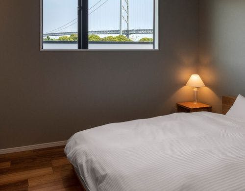 清潔なゆったりとしたベッドルーム