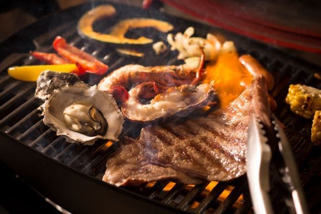 グリル台で焼くBBQ（イメージ）