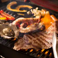 グリル台で焼くBBQ(イメージ)