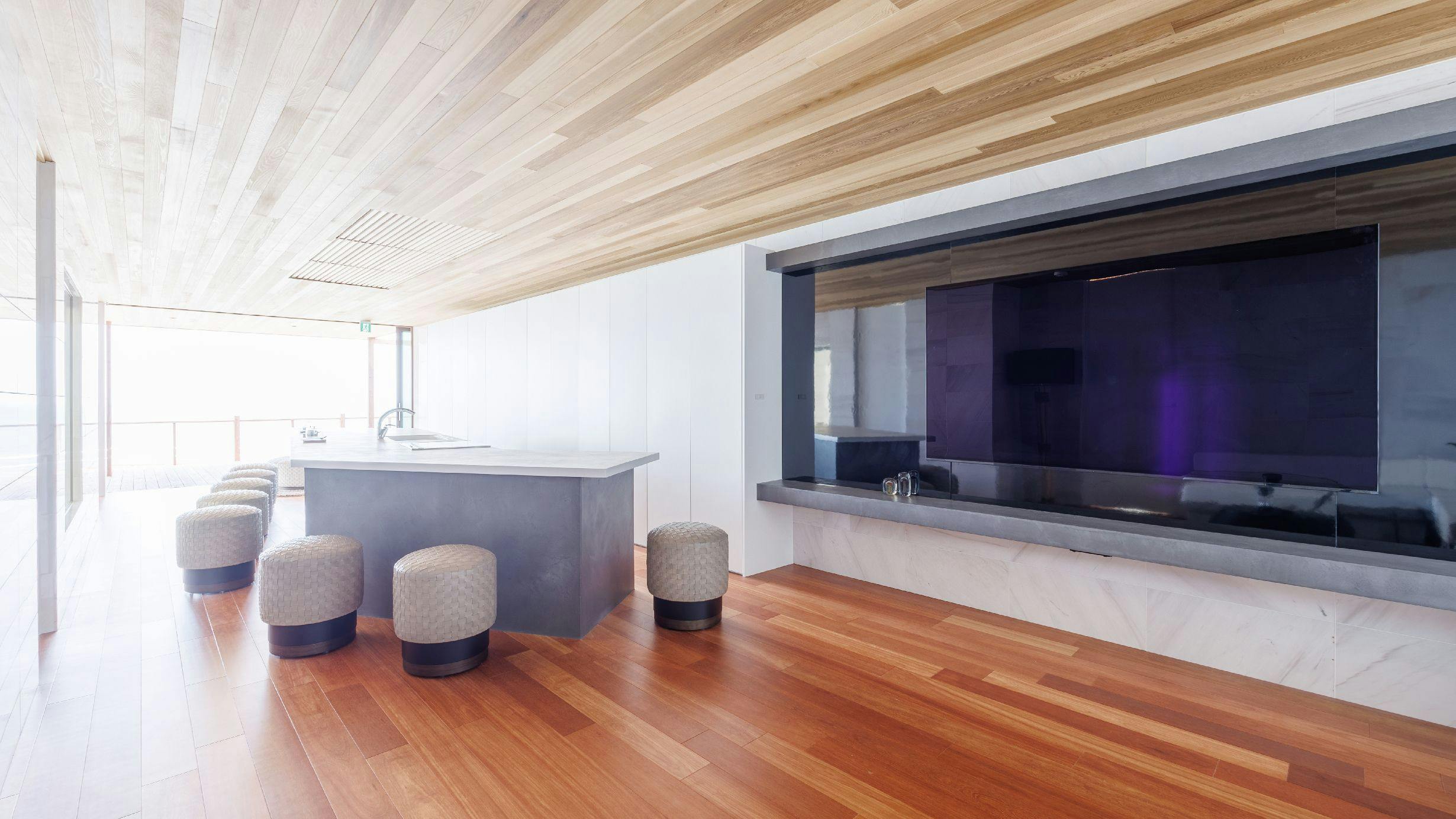 ทีวี 77 นิ้ว! สามารถรับชม Netflix ได้