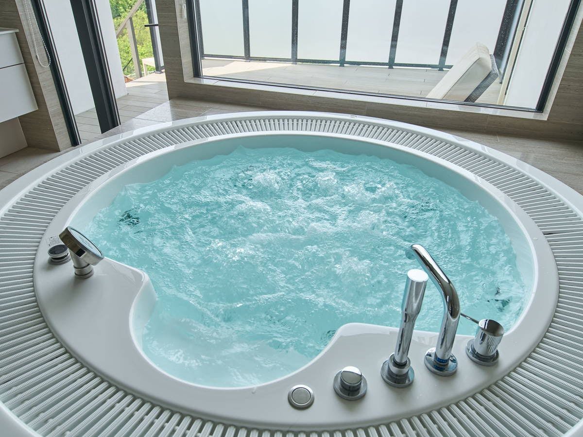 ห้องน้ำเต็มรูปแบบ: อ่างจากุซซี่