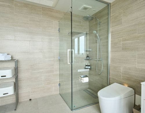 フルバスルーム：シャワールーム・トイレ