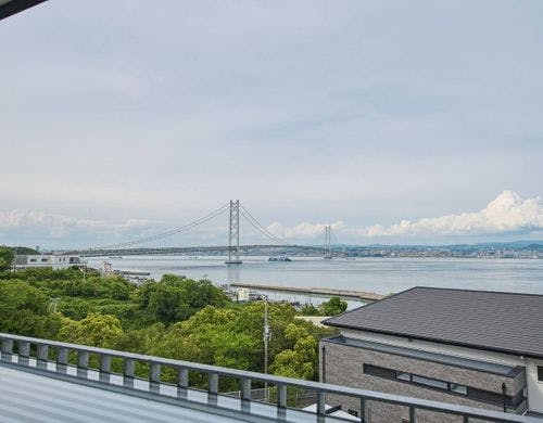 景色：明石海峡大橋と淡路島の海を一望