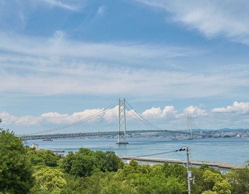 景色：明石海峡大橋と淡路島の海を一望