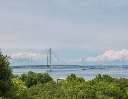 景色：明石海峡大橋と淡路島の海を一望
