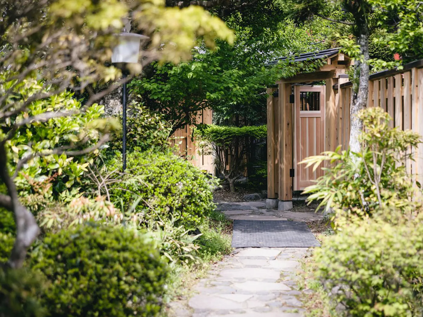 工芸ノ宿 和楽：庭の小径
