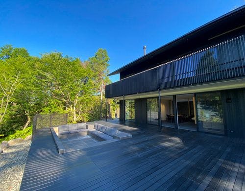 100平米のウッドテラスがあります。