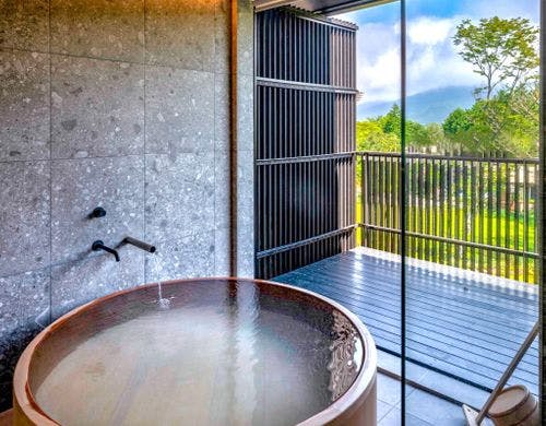 檜風呂の半露天風呂とかけ流しの白濁温泉