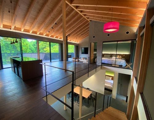 大画面のTVがあり映画など楽しめるダイニング