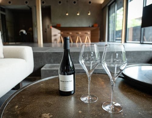 サウンドと記念のワインで寛ぐ素敵な時間