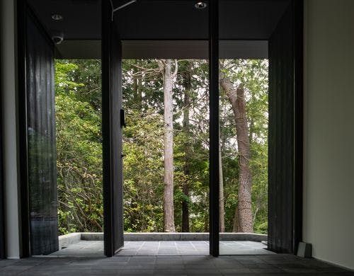 QRコードで解錠する最新のシステムの玄関