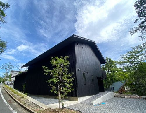 黒を基調としたスタイリッシュな一棟貸しホテル