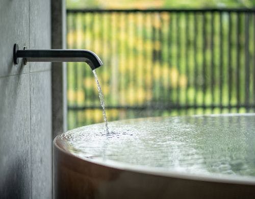 檜風呂のかけ流し白濁温泉の半露天風呂