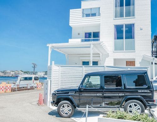 駐車場と外観となります。