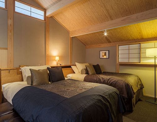 2階洋室、大島紬のベッドカバー