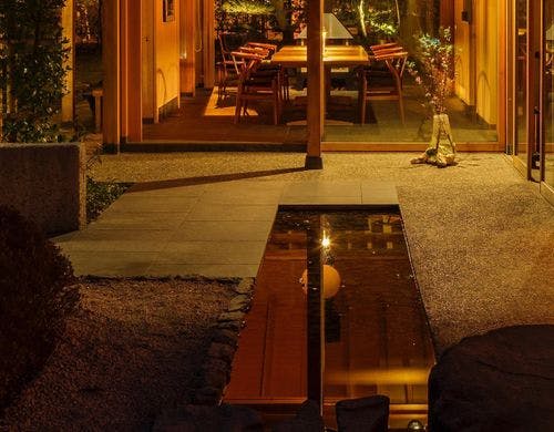 外観からの食事処風景