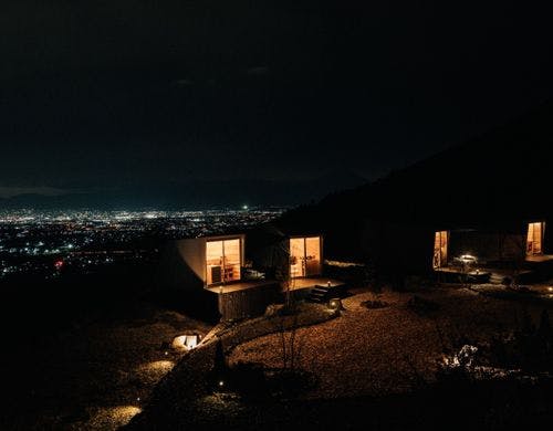 フィールドから甲府の夜景を望む