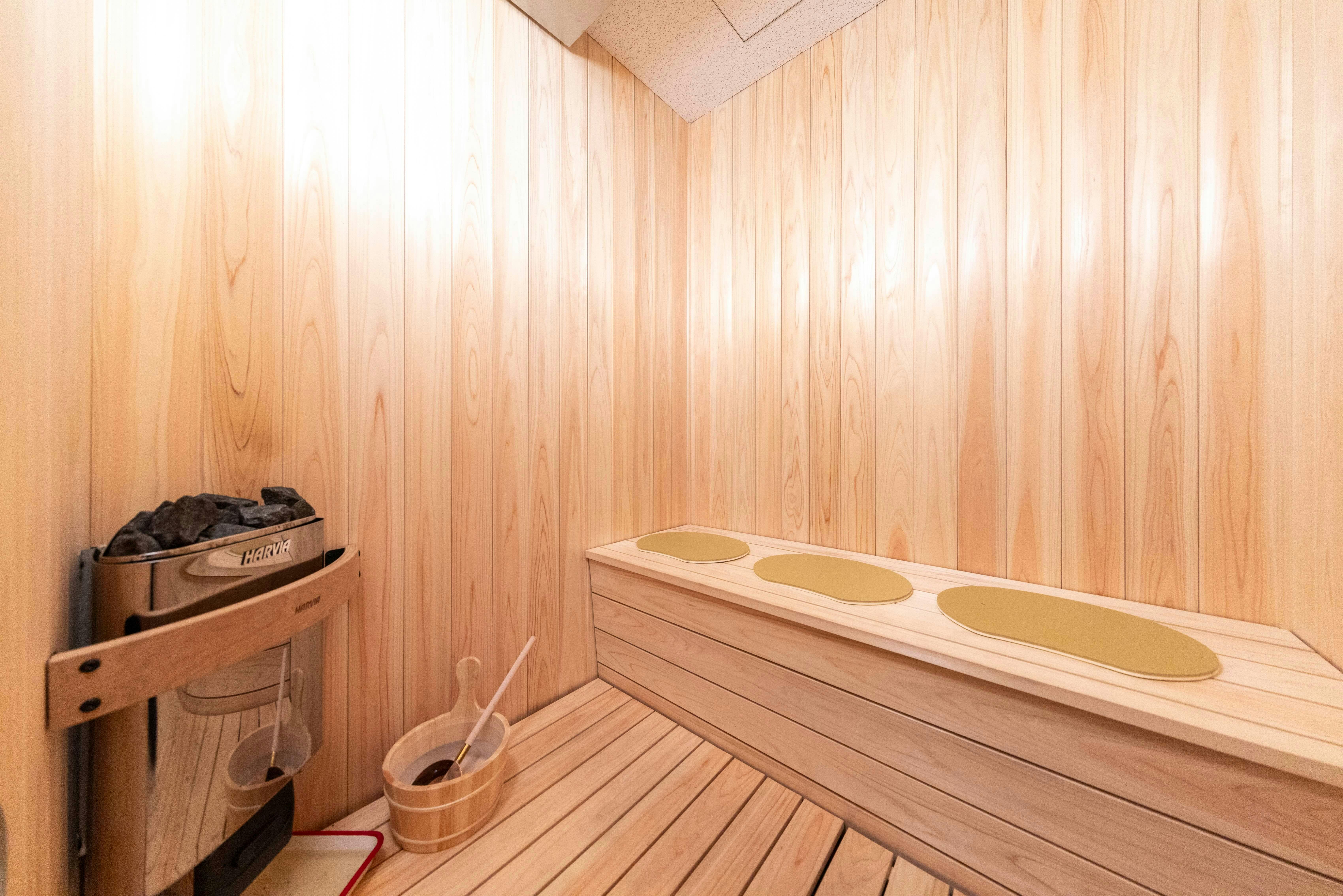 ６０ー６５度の中温サウナ。ロウリュウあり