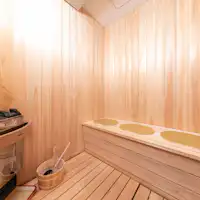 60ー65度の中温サウナ。ロウリュウあり