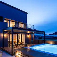 夜間でもサウナ・焚き火・プールを楽しめる