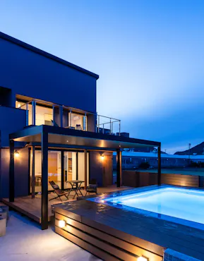 夜間でもサウナ・焚き火・プールを楽しめる