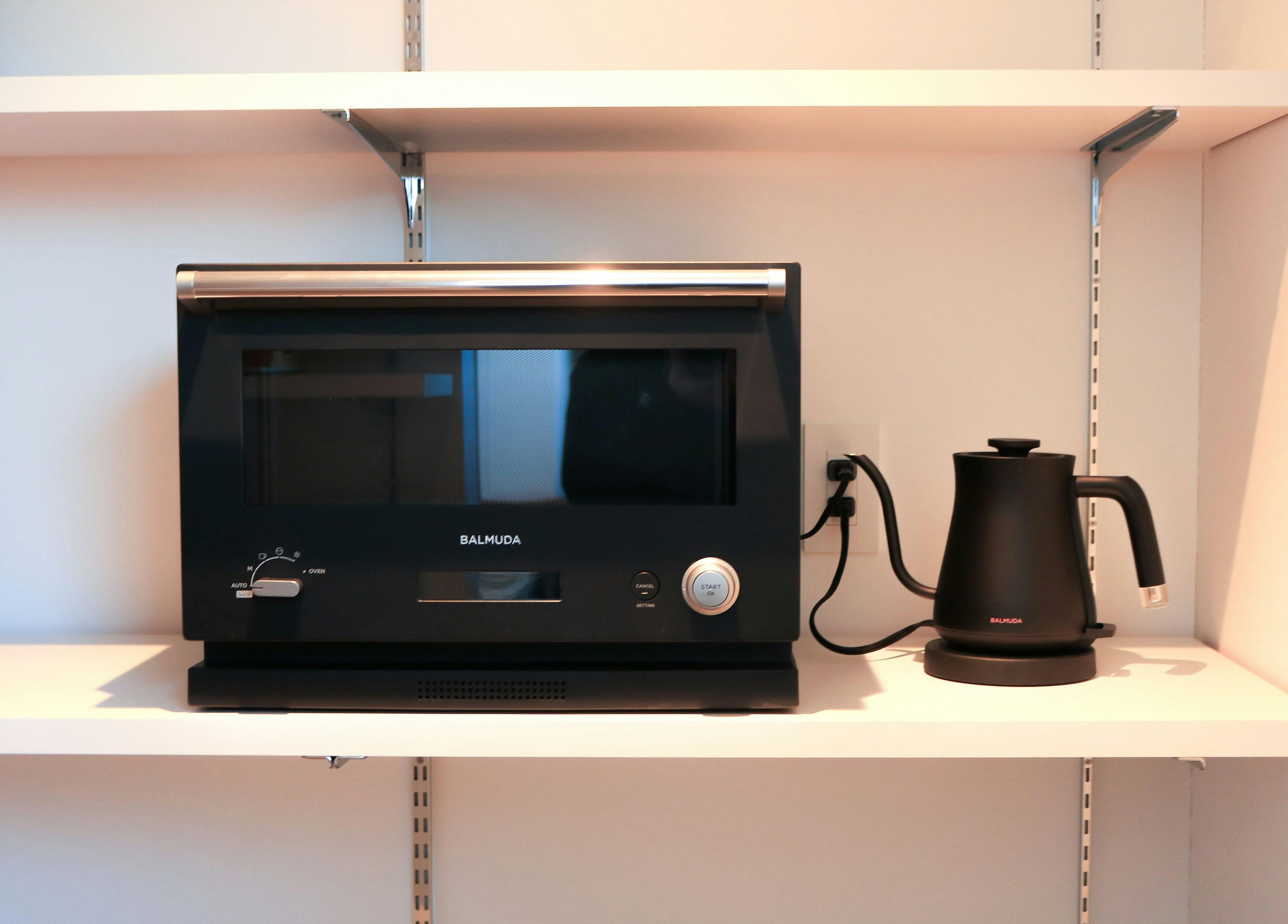 BALMUDAのオーブンレンジ、電気ケトルあり
