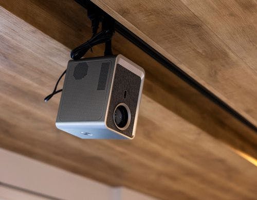 プロジェクターは天井に固定しています。