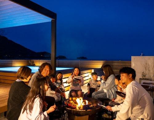 鉄板でBBQできる焚き火台。