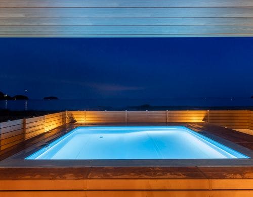 照明付きで夜間でも安心に楽しめるプール