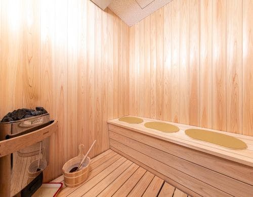 ６０ー６５度の中温サウナ。ロウリュウあり