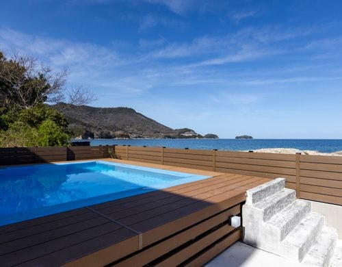 瀬戸内海を一望できるプール