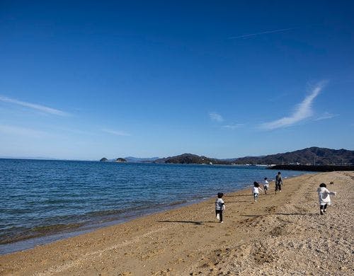 目の前の海岸で海水浴もできます。