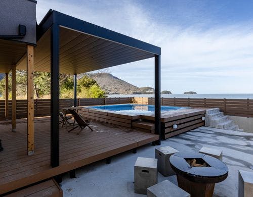 コンクリートのエリアで焚き火を楽しめます