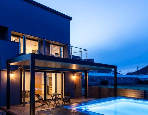 夜間でもサウナ・焚き火・プールを楽しめる