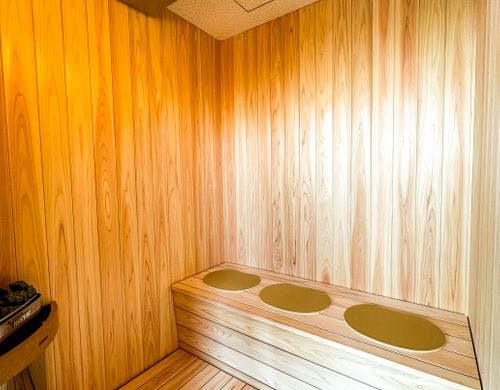 中温サウナ。一度に3名まで