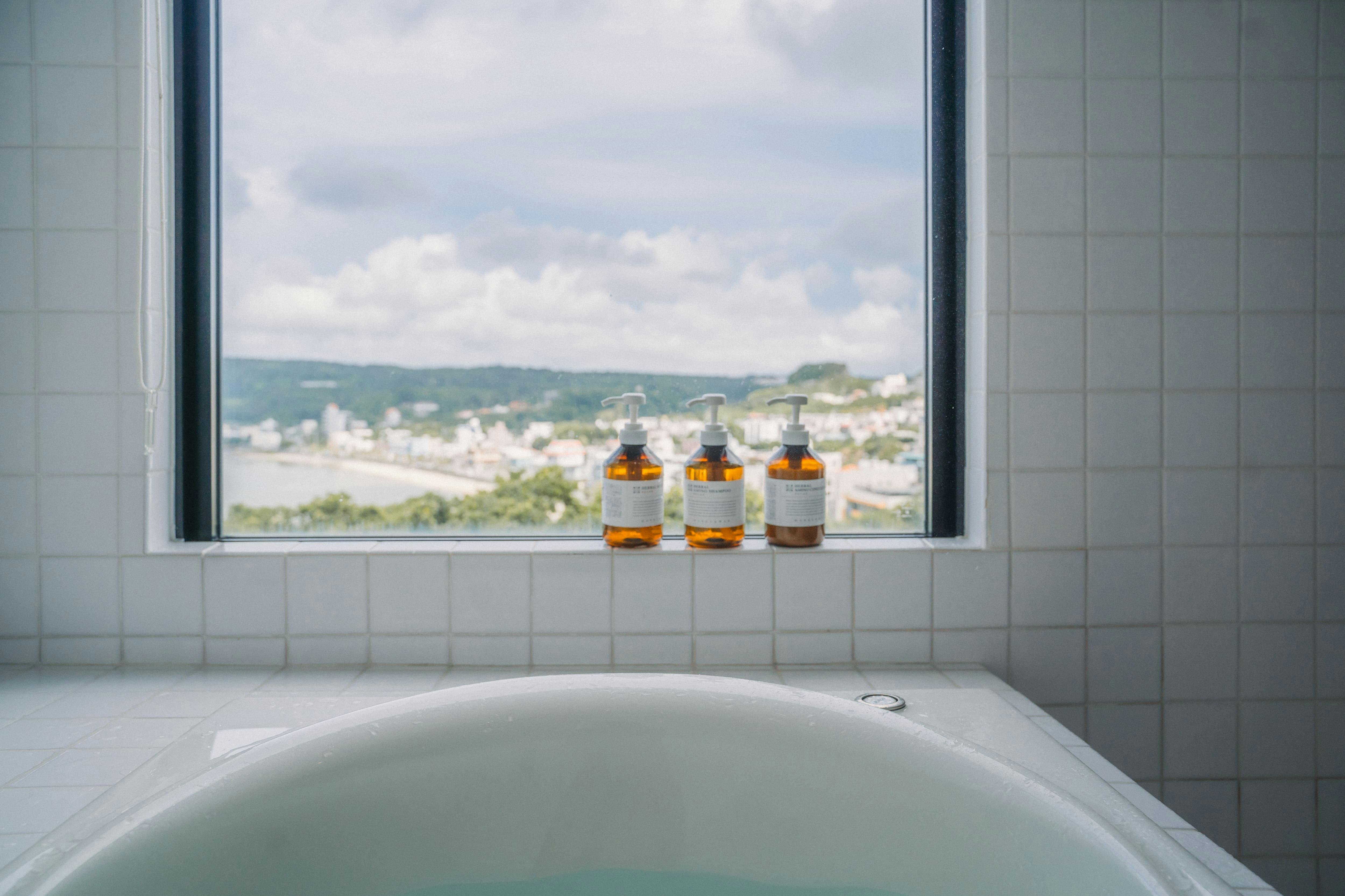 มองทะเลพร้อมติดตามการเคลื่อนไหวของเมฆ.