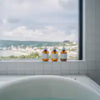 มองทะเลพร้อมติดตามการเคลื่อนไหวของเมฆ.