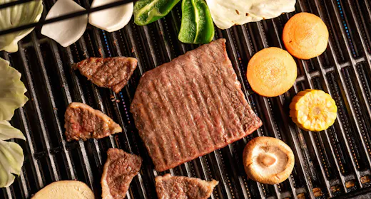 สะสมคะแนนได้สูงสุด 12 เท่า【1 คืนพร้อมอาหาร 2 มื้อ】คอร์ส BBQ พรีเมียมเปรียบเทียบรสชาติ เพลิดเพลินกับเนื้อวากิวคิชูที่ยอดเยี่ยมในรูปแบบ BBQ