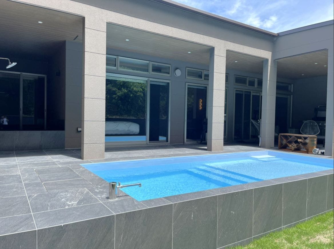 อาคาร C สระว่ายน้ำ