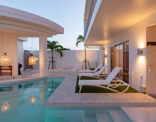 夕暮れのデッキ。