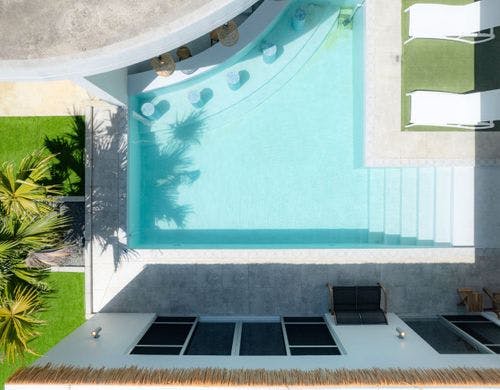 プール上空からの眺めです。