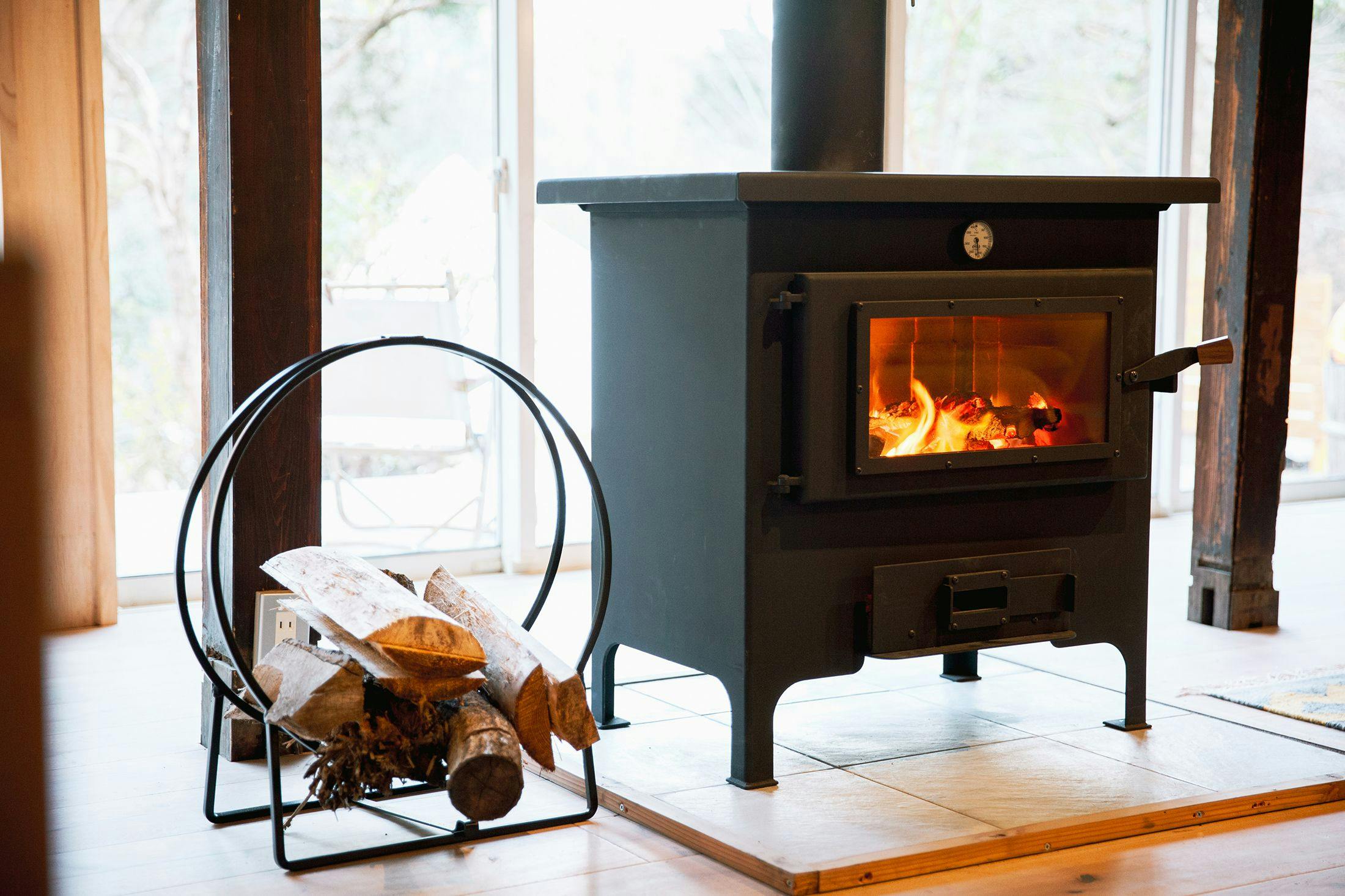 추운 계절에는 장작 난로를 이용해 주세요.