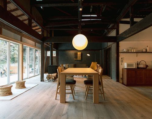 古民家をリノベーションした天井の高い母屋