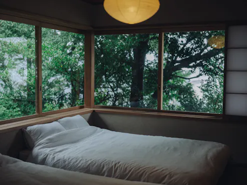 ห้องมาสเตอร์เบดรูมที่ล้อมรอบด้วยป่า