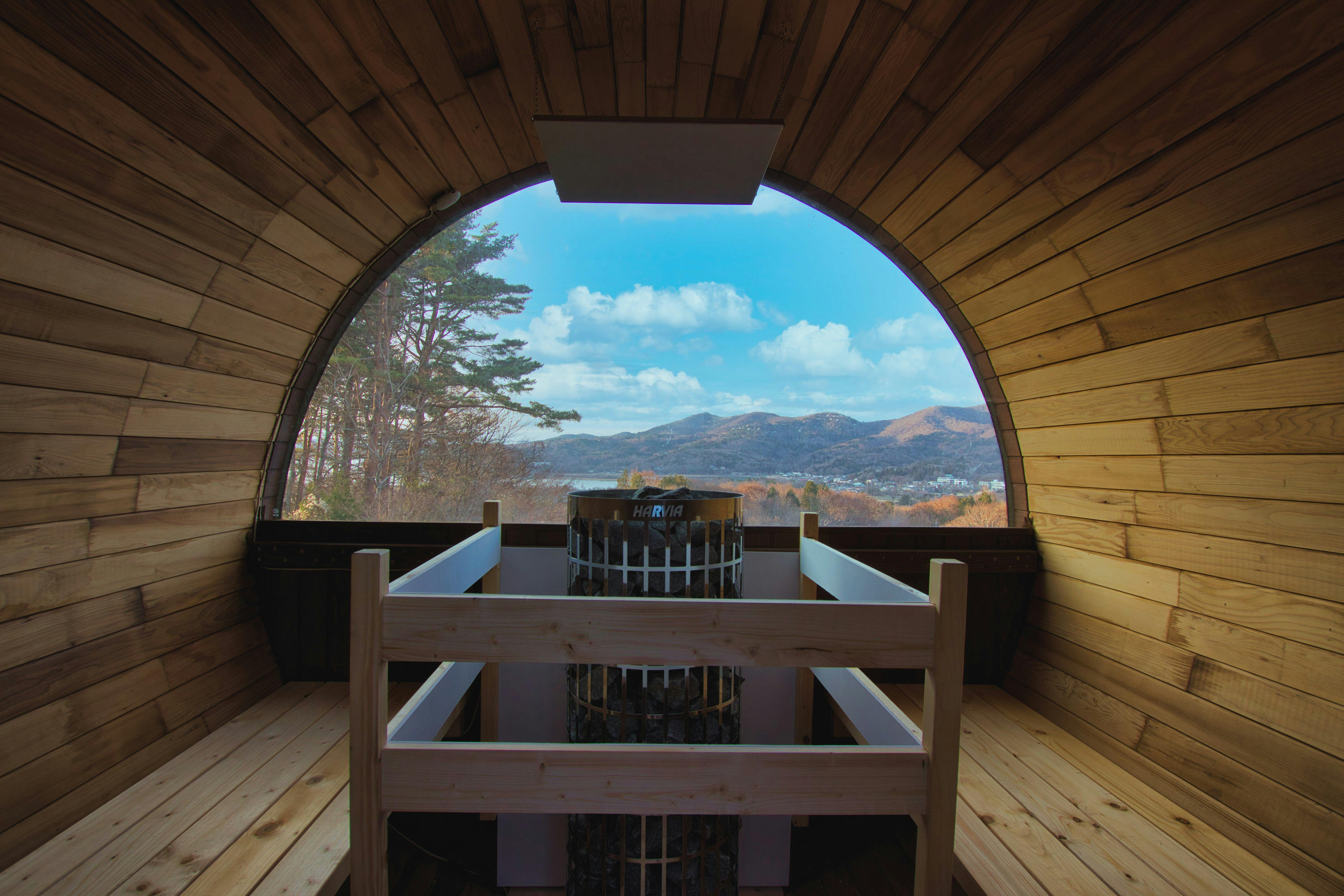 山中湖を臨む、眺望抜群のサウナで整う