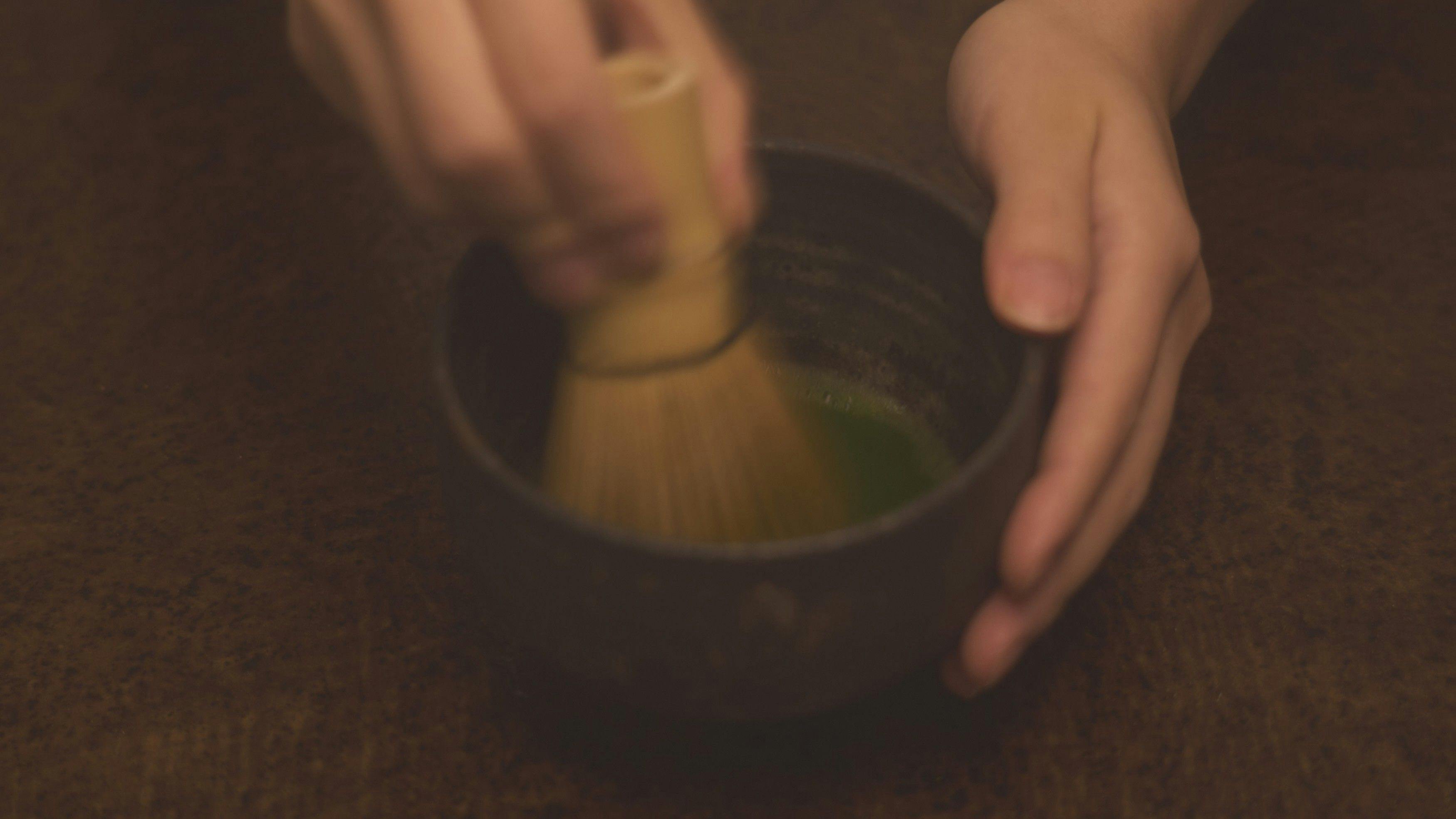 九谷焼・吉田太郎氏の茶椀で、抹茶を点てる